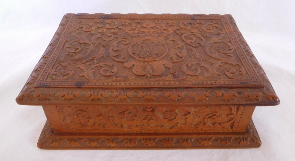 Rare late 17th century sculpted box made of Bagard wood, Louis XIV period