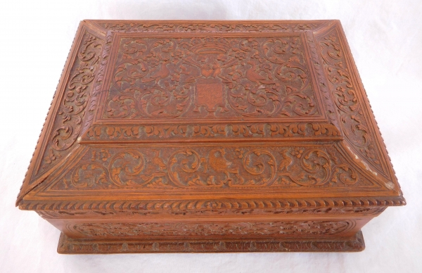 Rare late 17th century sculpted box made of Bagard wood, Louis XIV period