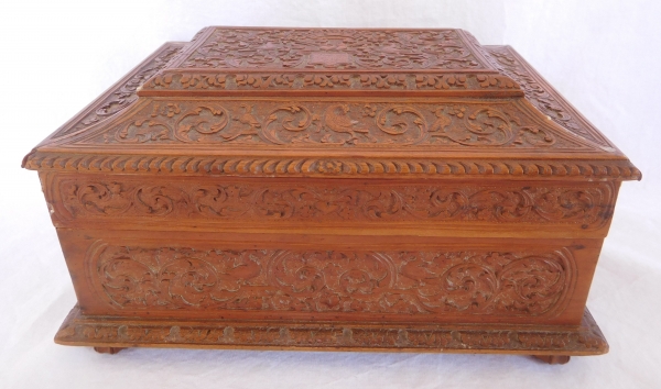 Rare late 17th century sculpted box made of Bagard wood, Louis XIV period