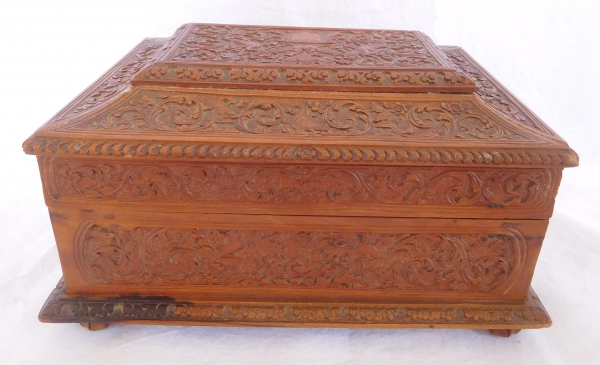 Rare late 17th century sculpted box made of Bagard wood, Louis XIV period