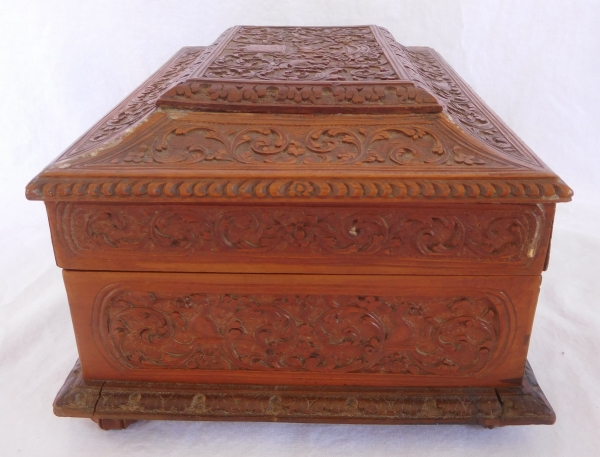 Rare late 17th century sculpted box made of Bagard wood, Louis XIV period