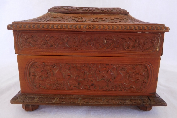 Rare late 17th century sculpted box made of Bagard wood, Louis XIV period