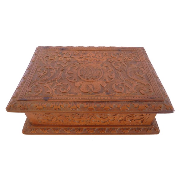 Rare late 17th century sculpted box made of Bagard wood, Louis XIV period