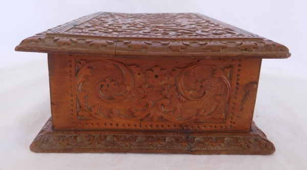 Rare late 17th century sculpted box made of Bagard wood, Louis XIV period
