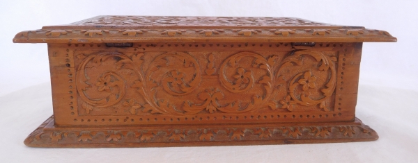 Rare late 17th century sculpted box made of Bagard wood, Louis XIV period