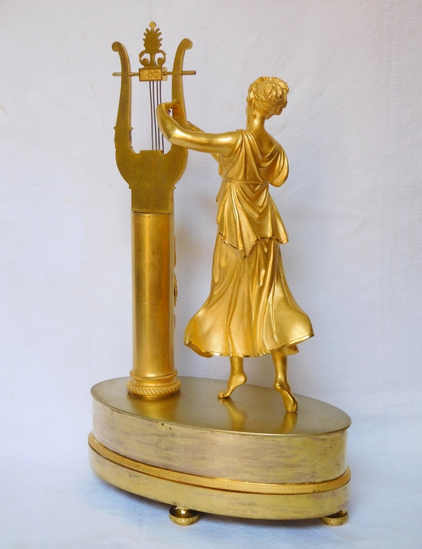 Bronze décoratif d'époque Empire doré au mercure : muse jouant de la musique pour Jupiter