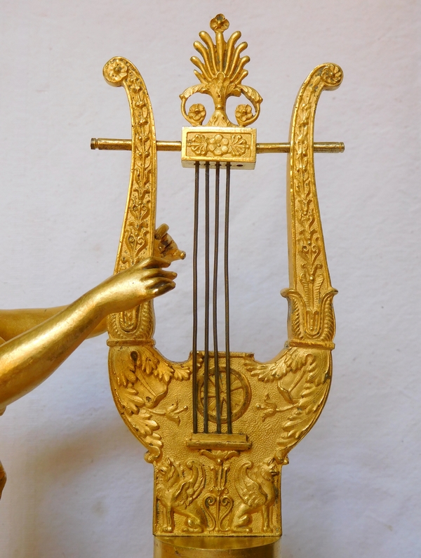 Bronze décoratif d'époque Empire doré au mercure : muse jouant de la musique pour Jupiter