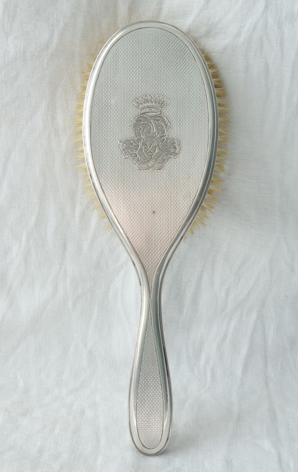 Brosse en argent guilloché, couronne de comte, monogramme LB, poinçon Minerve