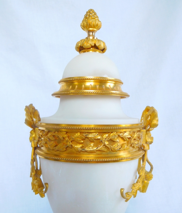 Grande cassolette de style Louis XVI en marbre et bronze doré