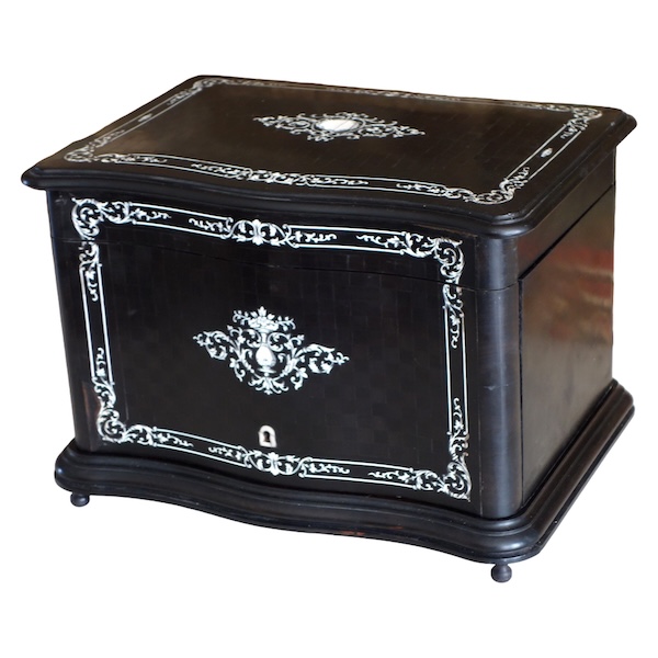 Cave à cigares d'époque Napoléon III en marqueterie d'ébène et d'ivoire attribuée à Diehl