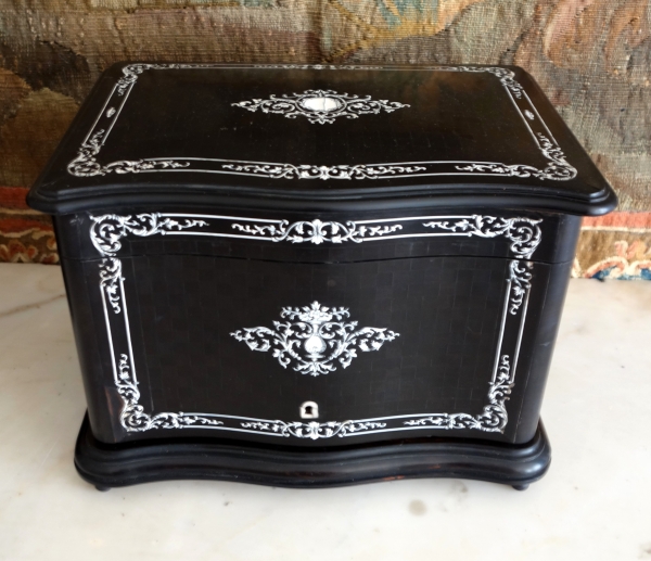 Cave à cigares d'époque Napoléon III en marqueterie d'ébène et d'ivoire attribuée à Diehl