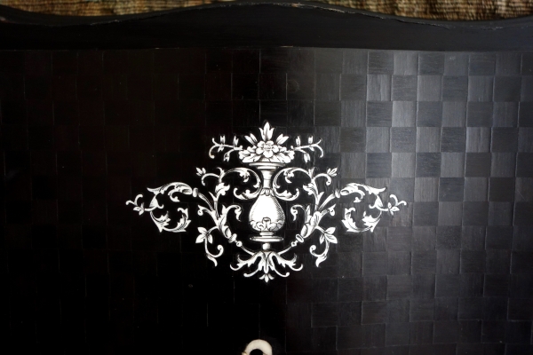 Cave à cigares d'époque Napoléon III en marqueterie d'ébène et d'ivoire attribuée à Diehl