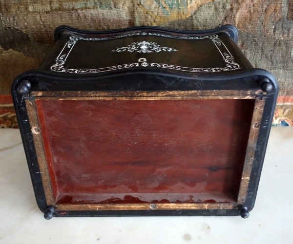 Cave à cigares d'époque Napoléon III en marqueterie d'ébène et d'ivoire attribuée à Diehl