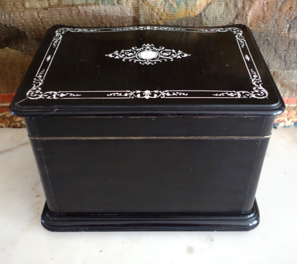 Cave à cigares d'époque Napoléon III en marqueterie d'ébène et d'ivoire attribuée à Diehl