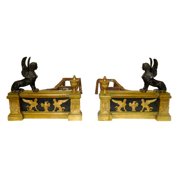 Paire de chenêts / feux aux sphinges d'époque Empire en bronze doré et patiné