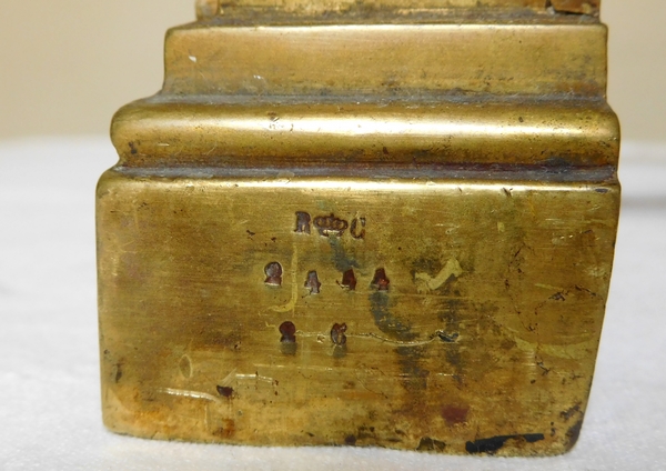 Paire de chenêts / feux aux sphinges d'époque Empire en bronze doré et patiné