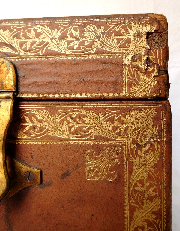 Royal origins : leather travelling box - Louis XV daugthers' coat of arms