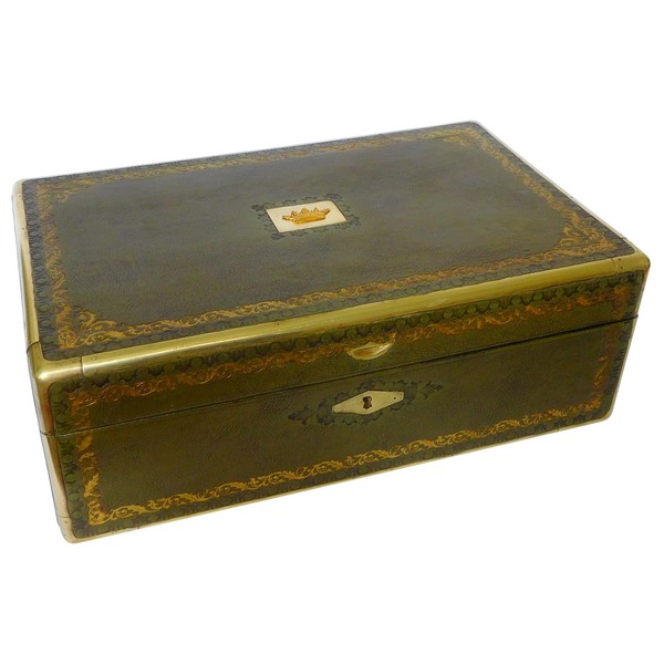 Large jewelry box covered with green leather enhanced with gold decoration, crown of Marquis