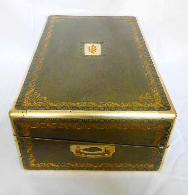 Large jewelry box covered with green leather enhanced with gold decoration, crown of Marquis