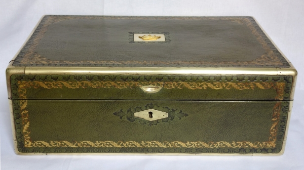 Large jewelry box covered with green leather enhanced with gold decoration, crown of Marquis