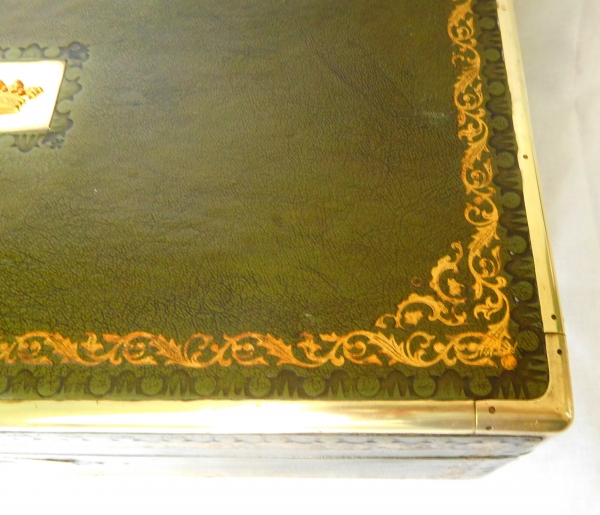 Large jewelry box covered with green leather enhanced with gold decoration, crown of Marquis