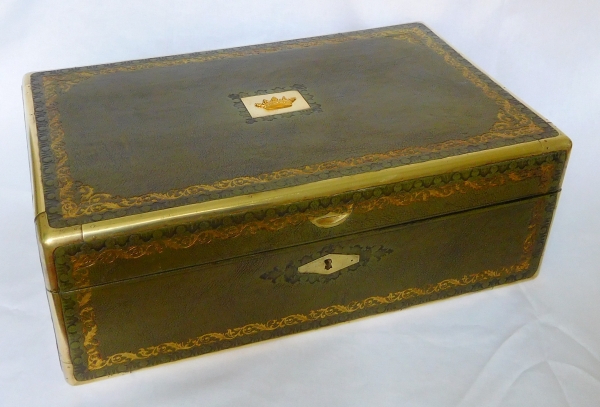 Large jewelry box covered with green leather enhanced with gold decoration, crown of Marquis