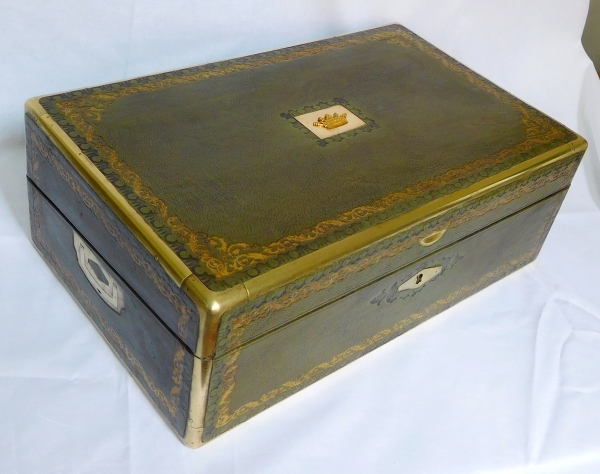 Large jewelry box covered with green leather enhanced with gold decoration, crown of Marquis