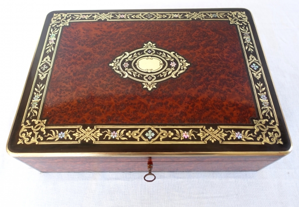 Coffret à jeux à boîte à musique en marqueterie avec ses jetons, époque Napoléon III