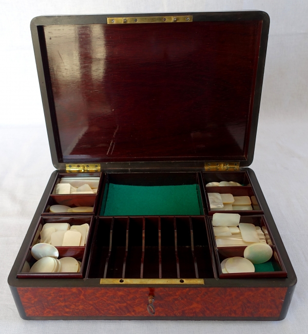 Coffret à jeux à boîte à musique en marqueterie avec ses jetons, époque Napoléon III
