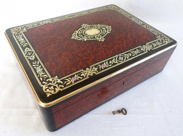 Coffret à jeux à boîte à musique en marqueterie avec ses jetons, époque Napoléon III