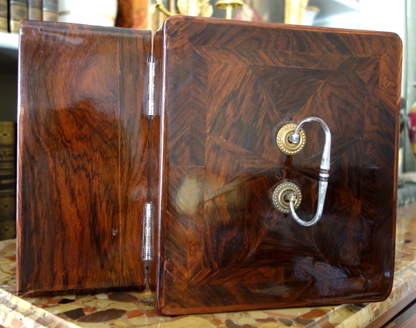 Coffret de voyage d'époque Louis XV en marqueterie de bois de violette - Croix de Malte