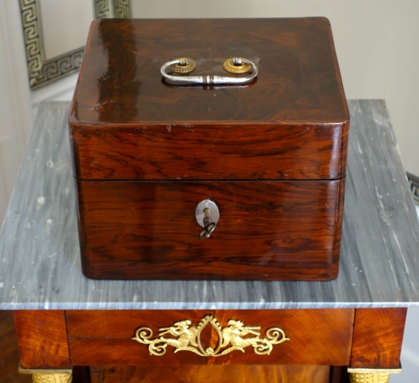 Coffret de voyage d'époque Louis XV en marqueterie de bois de violette - Croix de Malte