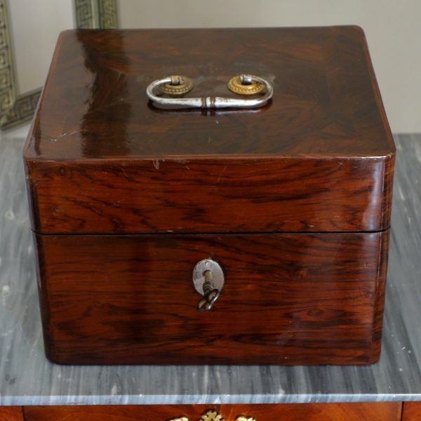 Coffret de voyage d'époque Louis XV en marqueterie de bois de violette - Croix de Malte