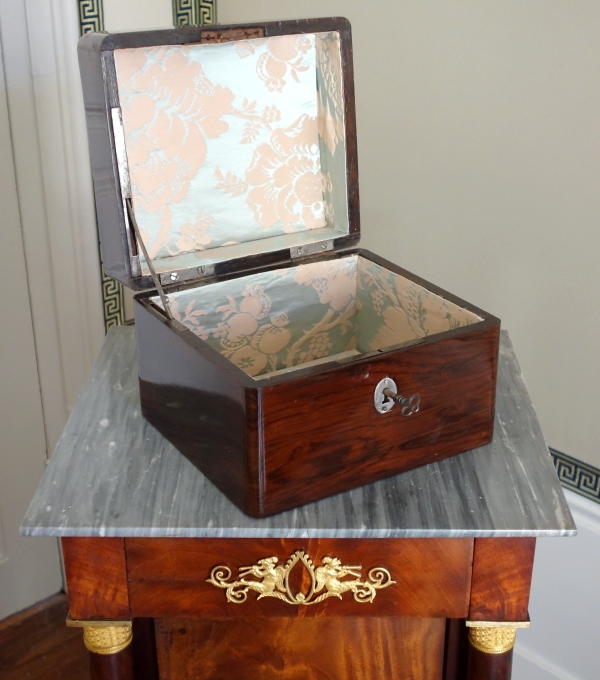 Coffret de voyage d'époque Louis XV en marqueterie de bois de violette - Croix de Malte