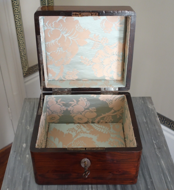 Coffret de voyage d'époque Louis XV en marqueterie de bois de violette - Croix de Malte