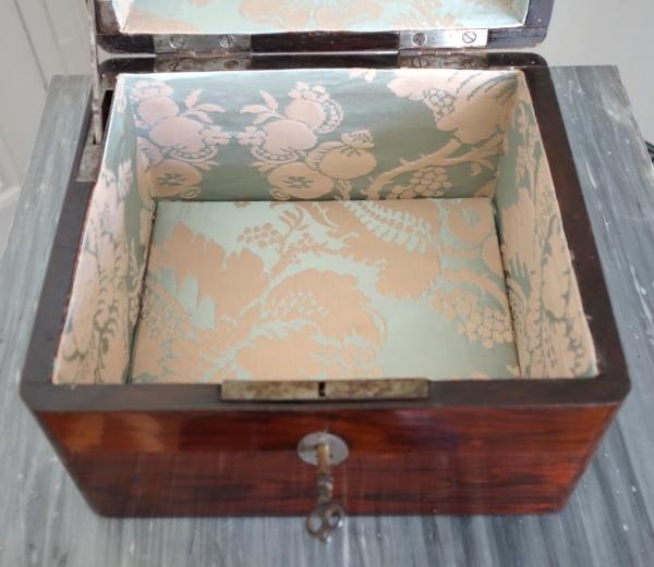 Coffret de voyage d'époque Louis XV en marqueterie de bois de violette - Croix de Malte