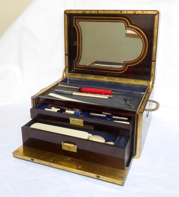 Sormani : coffret nécessaire de voyage aux armoiries du Comte de Fenoyl, vers 1856 - 28 pièces