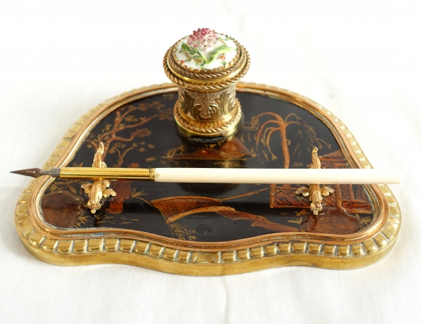 Encrier japonisant de style Louis XV en laque, bronze et porcelaine, XIXe siècle, Escalier de Cristal