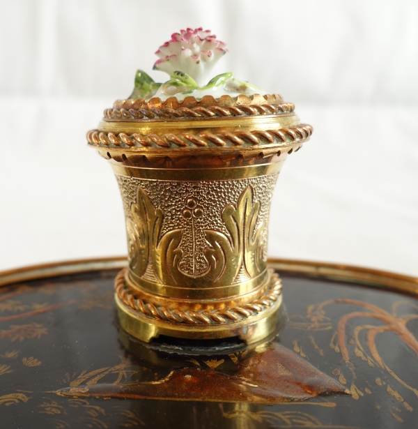 Encrier japonisant de style Louis XV en laque, bronze et porcelaine, XIXe siècle, Escalier de Cristal