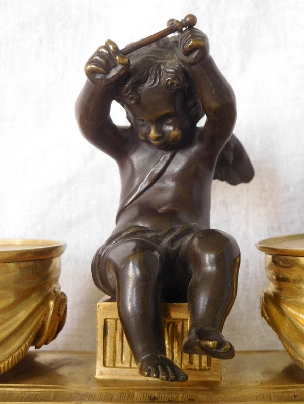 Encrier en bronze doré et patiné, amour ou putto jouant du tambour - style Louis XVI