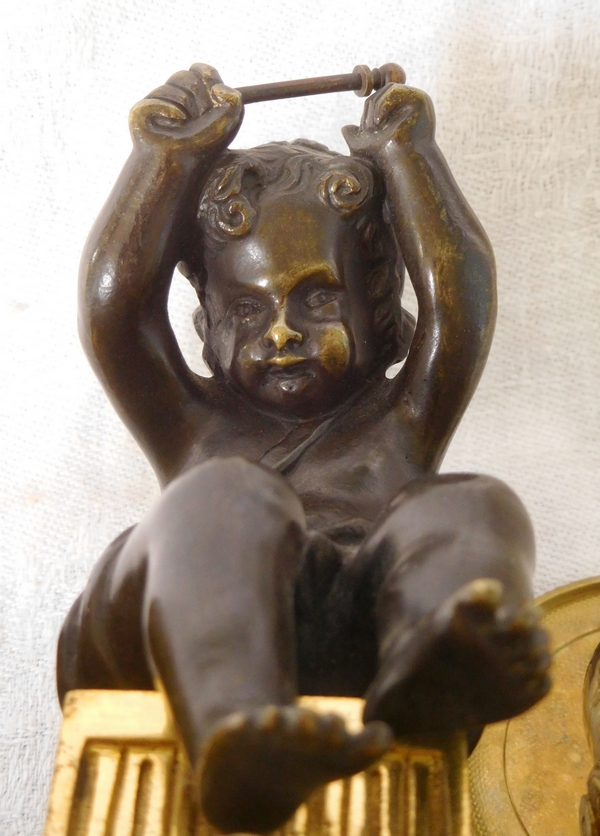 Encrier en bronze doré et patiné, amour ou putto jouant du tambour - style Louis XVI