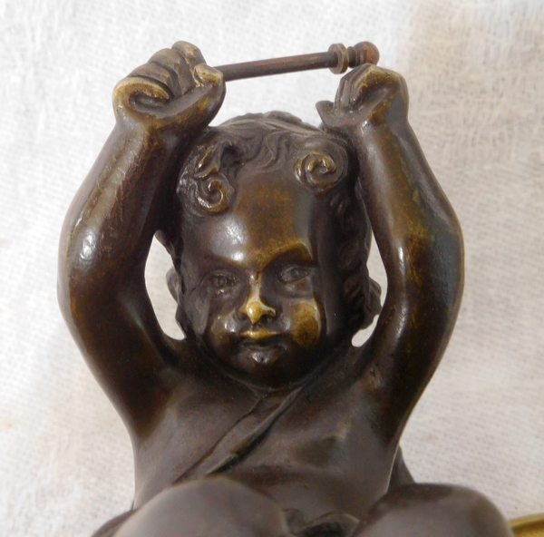 Encrier en bronze doré et patiné, amour ou putto jouant du tambour - style Louis XVI