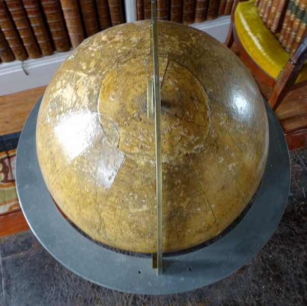 Globe terrestre sur socle en bois noirci et laiton - époque 1850