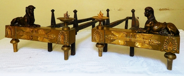 Paire de grands chenets / feux de château en bronze doré et patiné, époque Empire