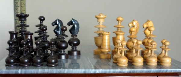 Jeu d'échecs d'époque début XIXe en buis tourné et sculpté - idéal complément de table de Tric Trac