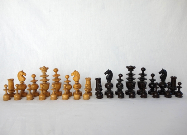 Jeu d'échecs d'époque début XIXe en buis tourné et sculpté - idéal complément de table de Tric Trac