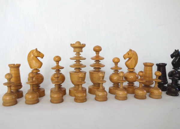 Jeu d'échecs d'époque début XIXe en buis tourné et sculpté - idéal complément de table de Tric Trac