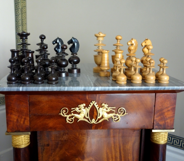 Jeu d'échecs d'époque début XIXe en buis tourné et sculpté - idéal complément de table de Tric Trac
