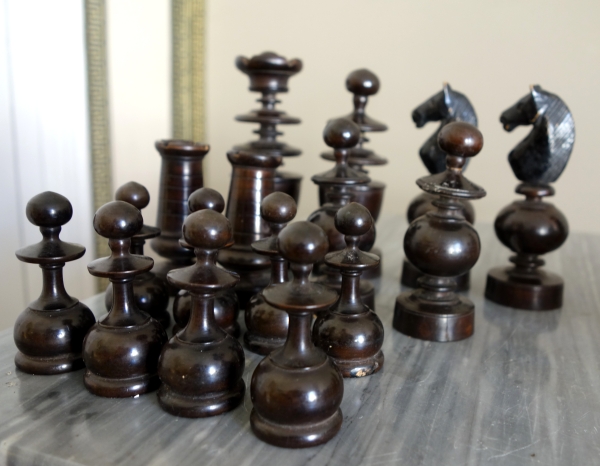 Jeu d'échecs d'époque début XIXe en buis tourné et sculpté - idéal complément de table de Tric Trac