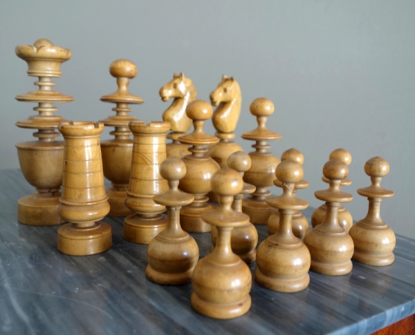 Jeu d'échecs d'époque début XIXe en buis tourné et sculpté - idéal complément de table de Tric Trac